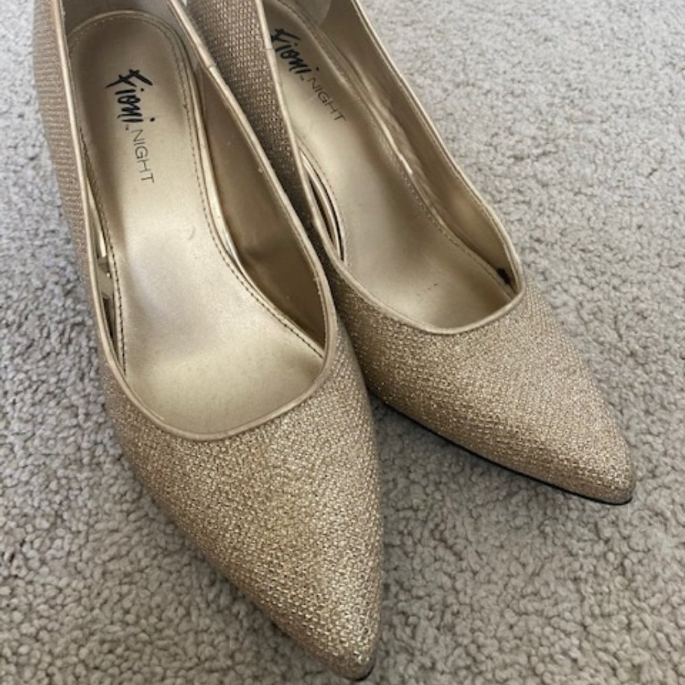 Glittery gold heels closed toe